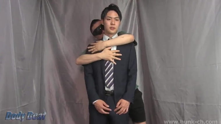 Japanese uncle playing with a man in a suit-Wanke video