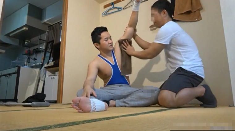 Undergraduate injured, muscular hunk seizes the opportunity-Wanke video