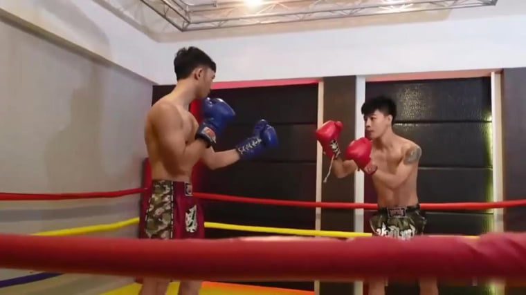 Boxing players attack each other (dual video)-Wanke video
