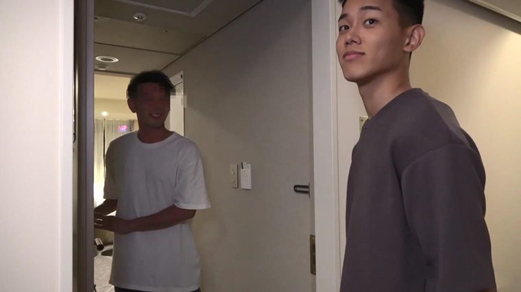 Hongxiangは浣腸によってドアに届けられました-Wankeビデオ